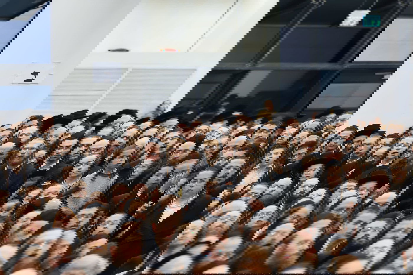 תיעוד מההיכל האדיר של גור: אלפי חסידים בהדלקת נר חמישי עם האדמו"ר