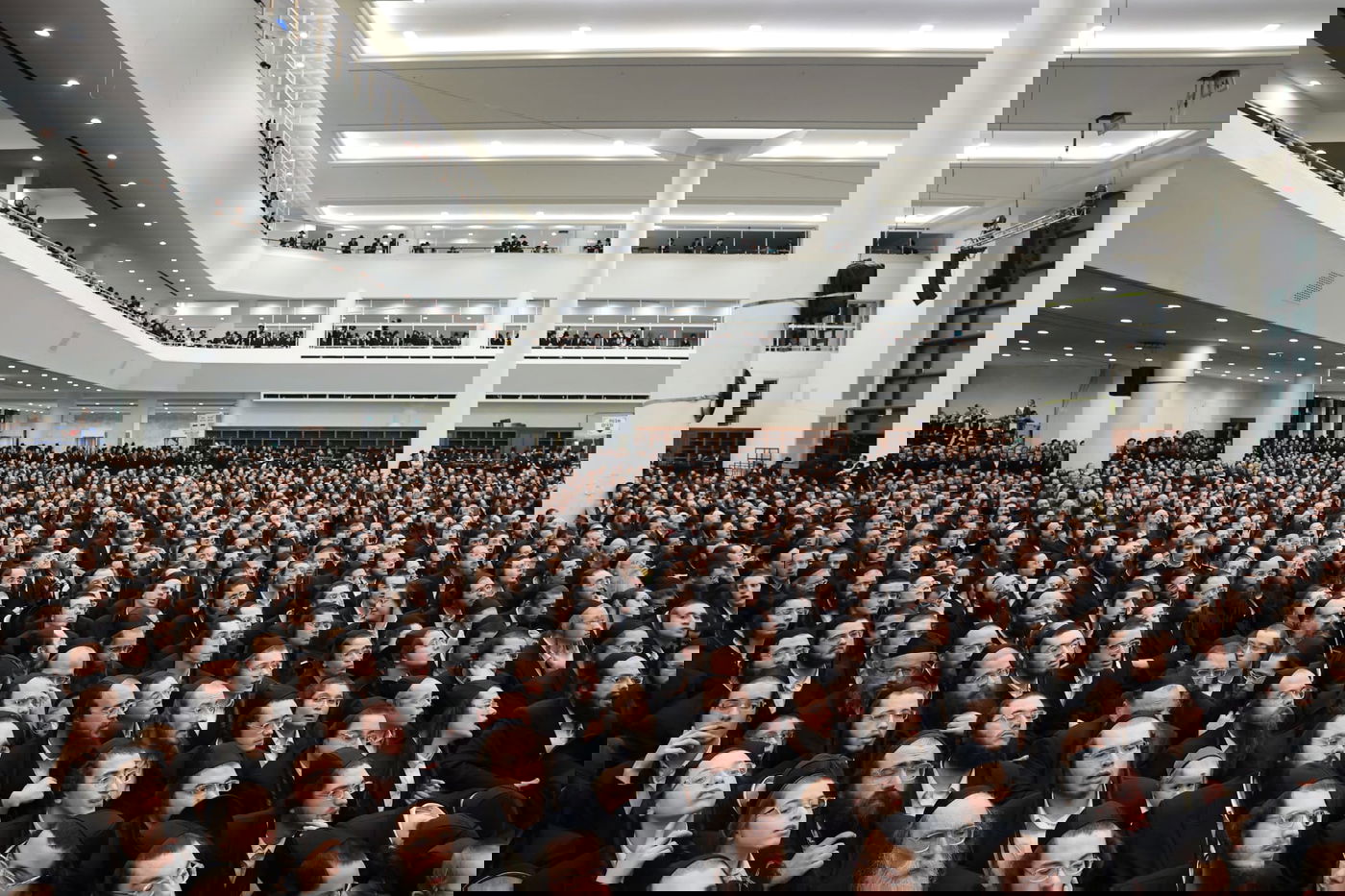 תיעוד מההיכל האדיר של גור: אלפי חסידים בהדלקת נר חמישי עם האדמו"ר