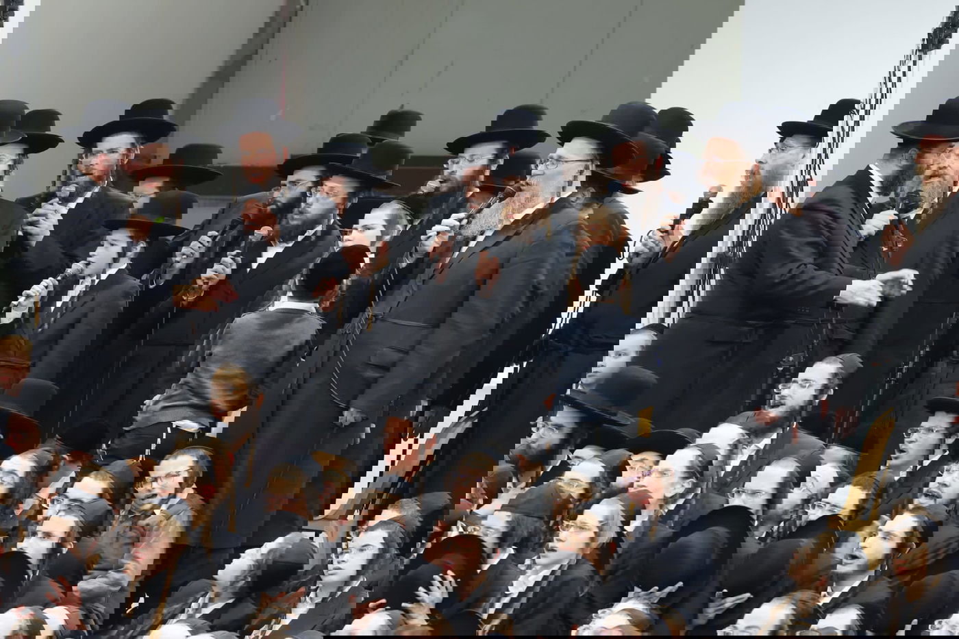 תיעוד מההיכל האדיר של גור: אלפי חסידים בהדלקת נר חמישי עם האדמו"ר