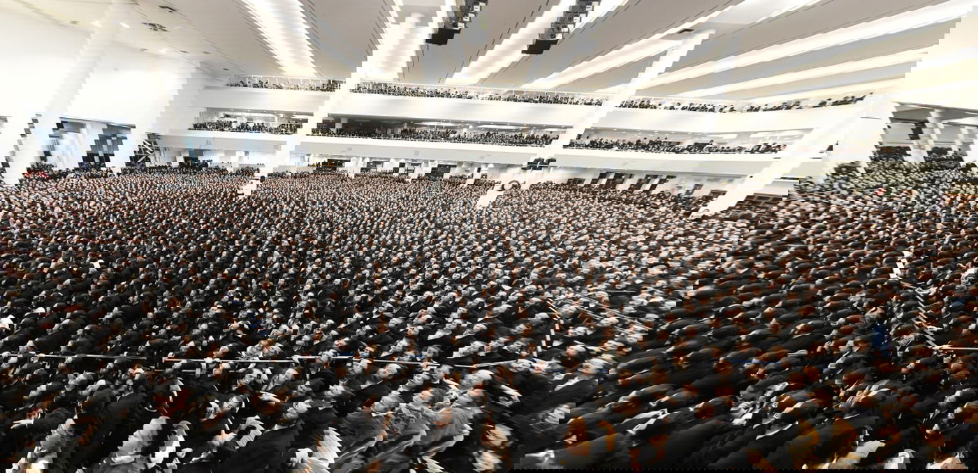 תיעוד מההיכל האדיר של גור: אלפי חסידים בהדלקת נר חמישי עם האדמו"ר