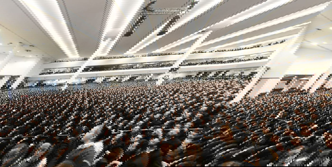 תיעוד מההיכל האדיר של גור: אלפי חסידים בהדלקת נר חמישי עם האדמו"ר