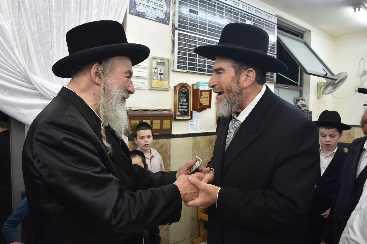 תיעוד: נר רביעי של חנוכה בחסידות אשלג ו'לחיים טיש'