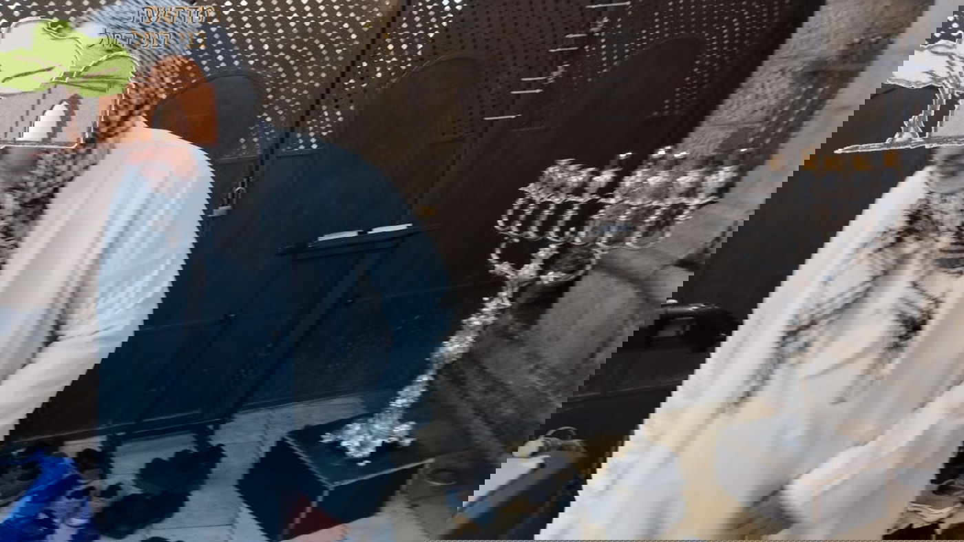 הערבים נוהרים לקבר רחל - ומורידים נעליים ליד החנוכייה