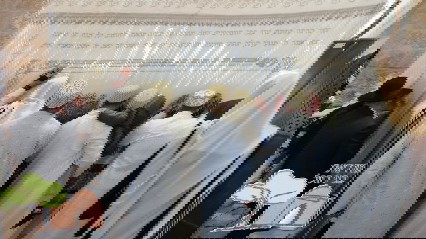 הערבים נוהרים לקבר רחל - ומורידים נעליים ליד החנוכייה