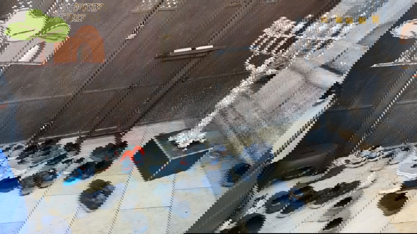 הערבים נוהרים לקבר רחל - ומורידים נעליים ליד החנוכייה