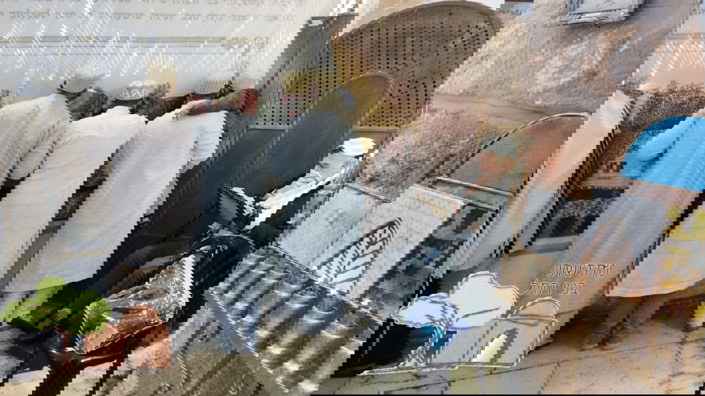 הערבים נוהרים לקבר רחל - ומורידים נעליים ליד החנוכייה