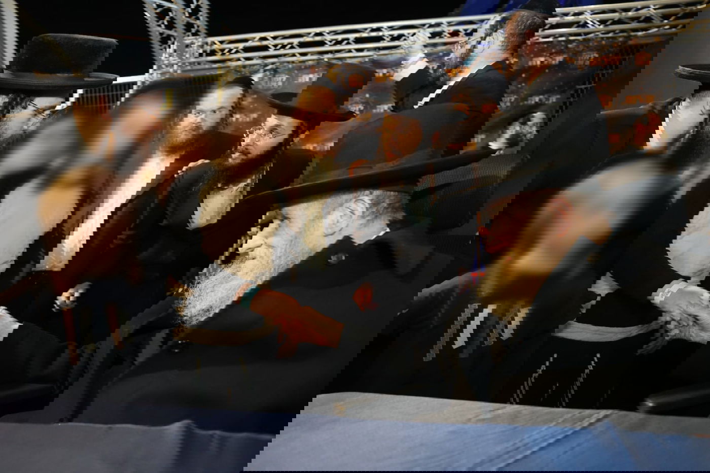 המשגיח הרב דן סגל מברך את יתומי 'זה לזה'