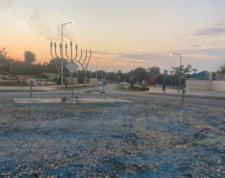 החסידים רקדו עם החיילים; הדלקות יומיות באלפי בניינים