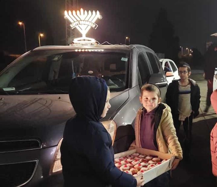 החסידים רקדו עם החיילים; הדלקות יומיות באלפי בניינים