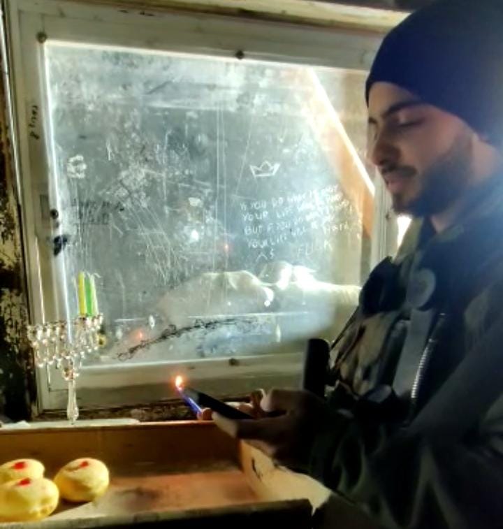 החסידים רקדו עם החיילים; הדלקות יומיות באלפי בניינים