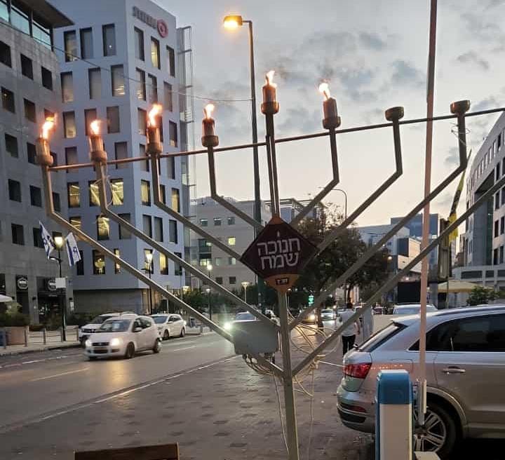 החסידים רקדו עם החיילים; הדלקות יומיות באלפי בניינים