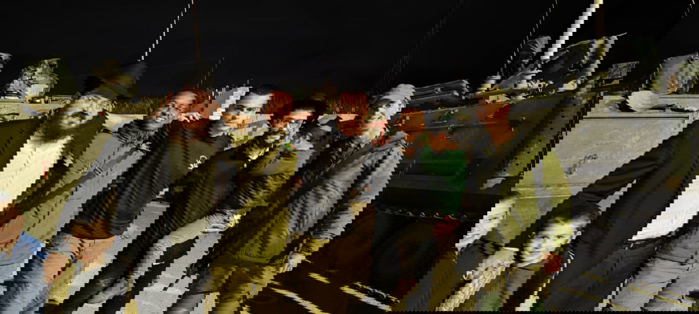 החסידים רקדו עם החיילים; הדלקות יומיות באלפי בניינים