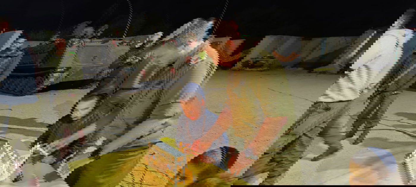 החסידים רקדו עם החיילים; הדלקות יומיות באלפי בניינים