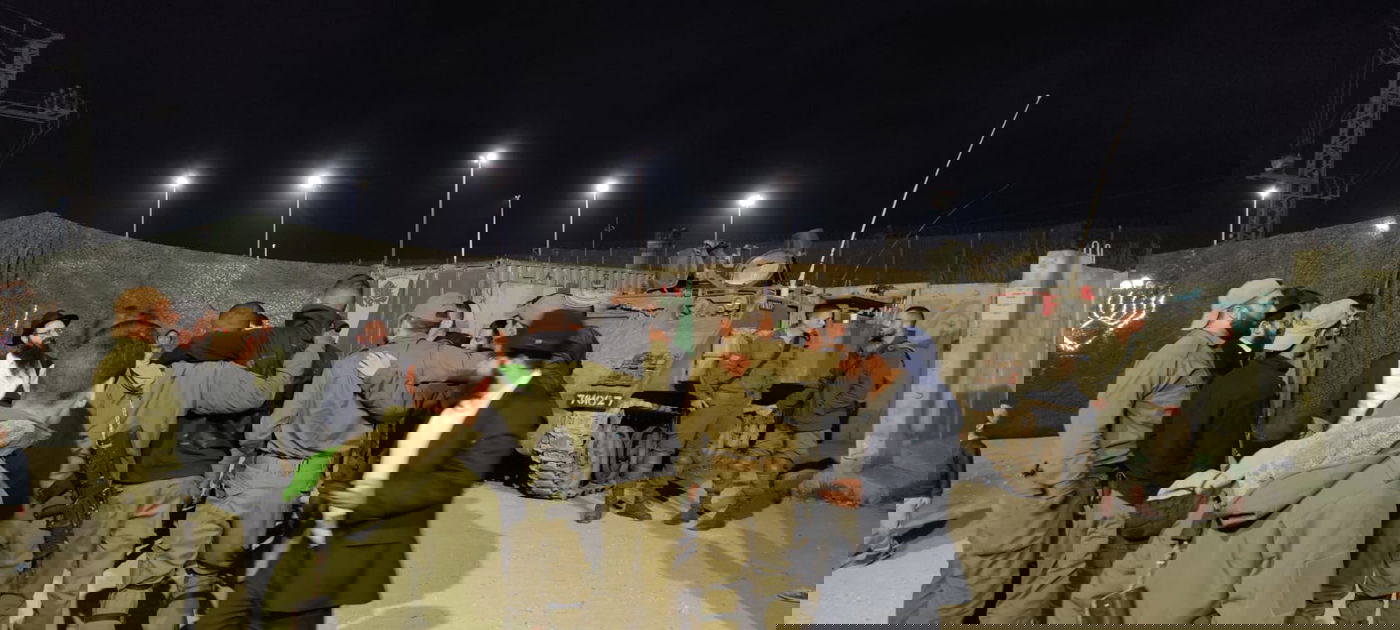 החסידים רקדו עם החיילים; הדלקות יומיות באלפי בניינים