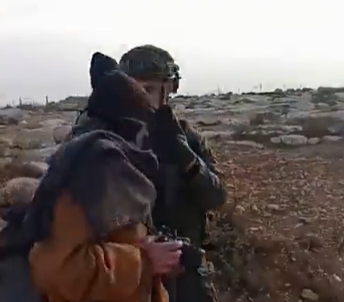 פעיל שמאל קיצוני התעמת עם לוחם, נגח והפיל סלולרי