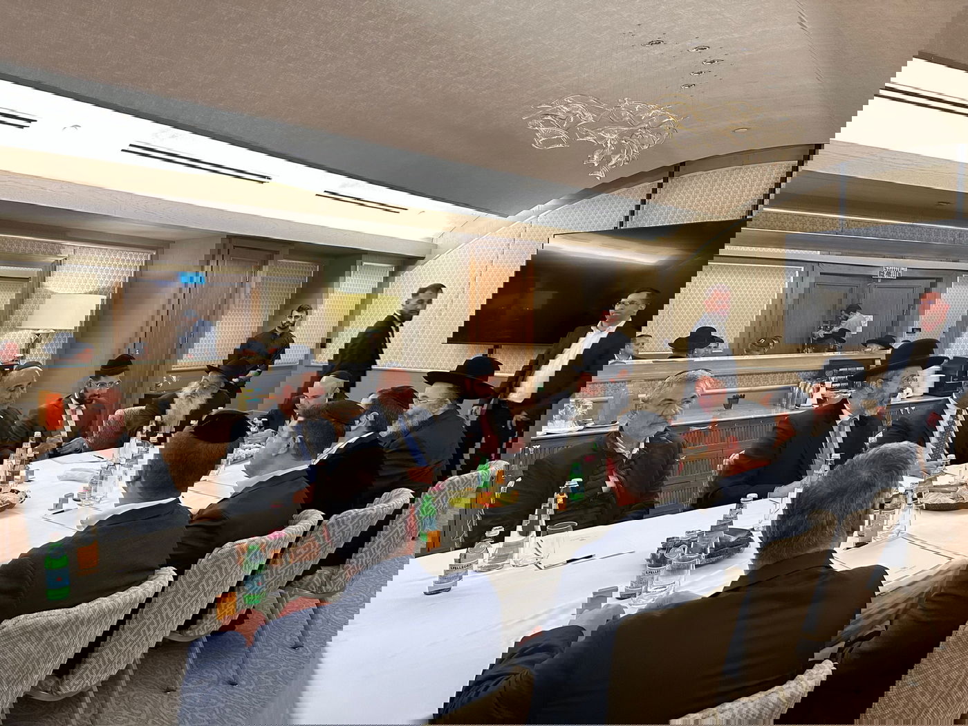 הרב הראשי הדליק עם ראש קבינט השרים של ארגנטינה