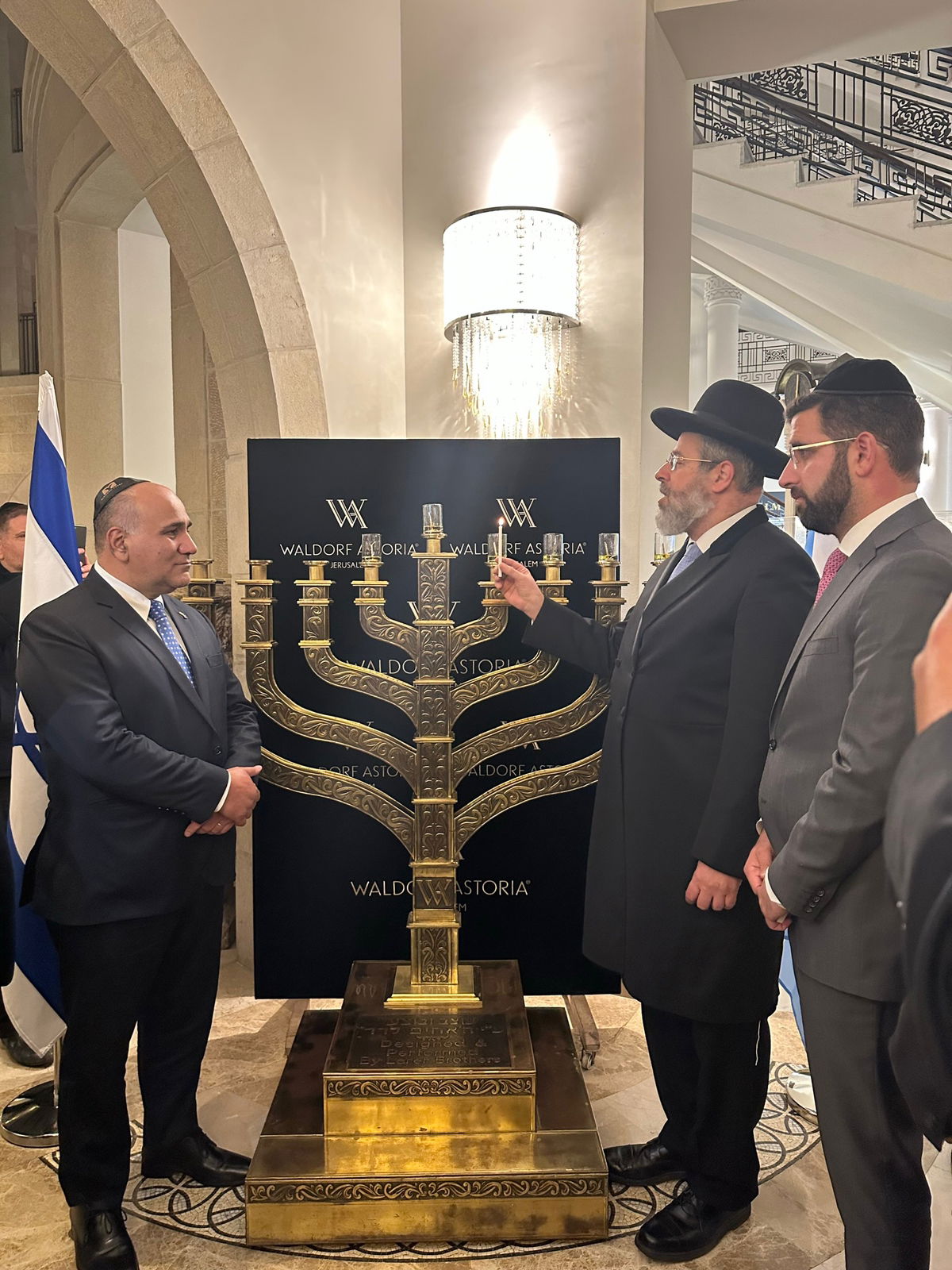 הרב הראשי הדליק עם ראש קבינט השרים של ארגנטינה