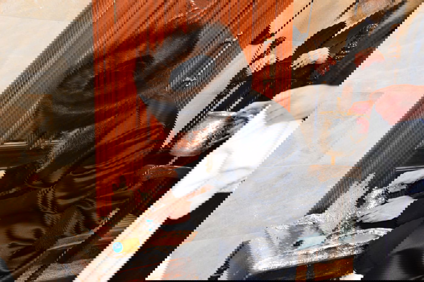 הדלקת נרות חנוכה בחסידות פיטסבורג; בחור ניגן בכינור