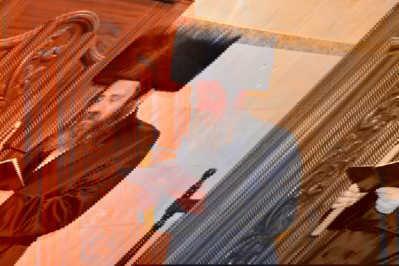 הדלקת נרות חנוכה בחסידות פיטסבורג; בחור ניגן בכינור