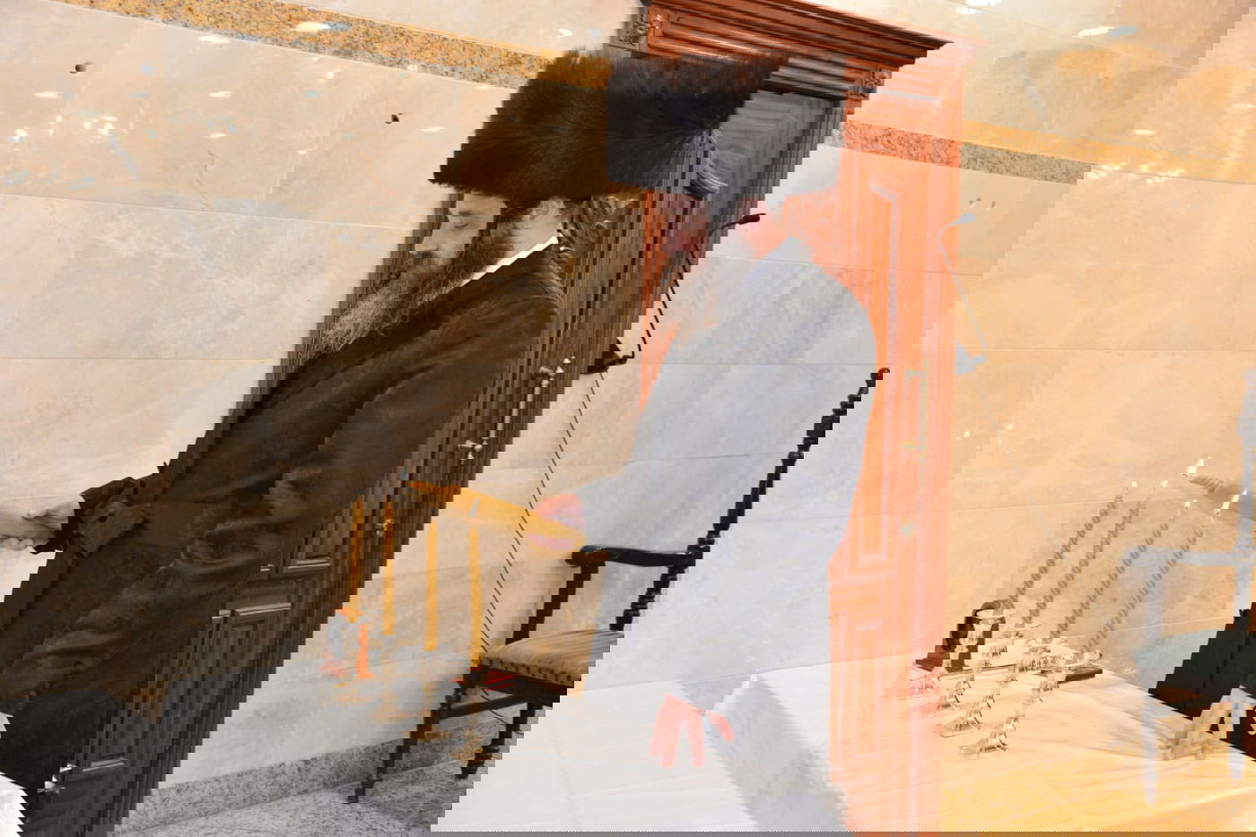 הדלקת נרות חנוכה בחסידות פיטסבורג; בחור ניגן בכינור