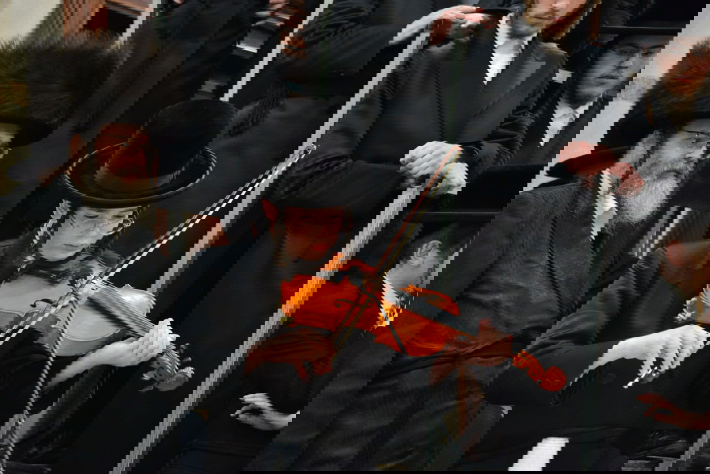 הדלקת נרות חנוכה בחסידות פיטסבורג; בחור ניגן בכינור