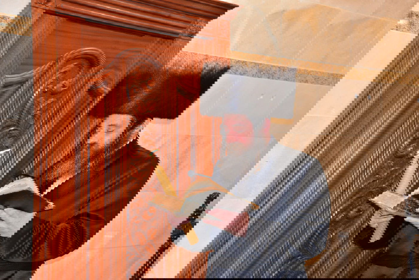 הדלקת נרות חנוכה בחסידות פיטסבורג; בחור ניגן בכינור