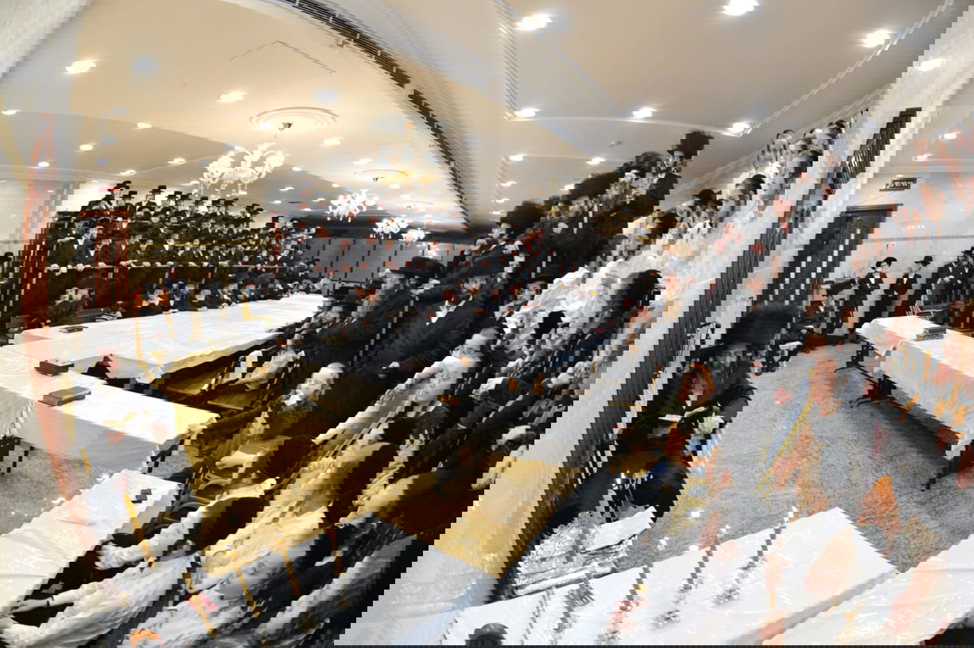 הדלקת נרות חנוכה בחסידות פיטסבורג; בחור ניגן בכינור