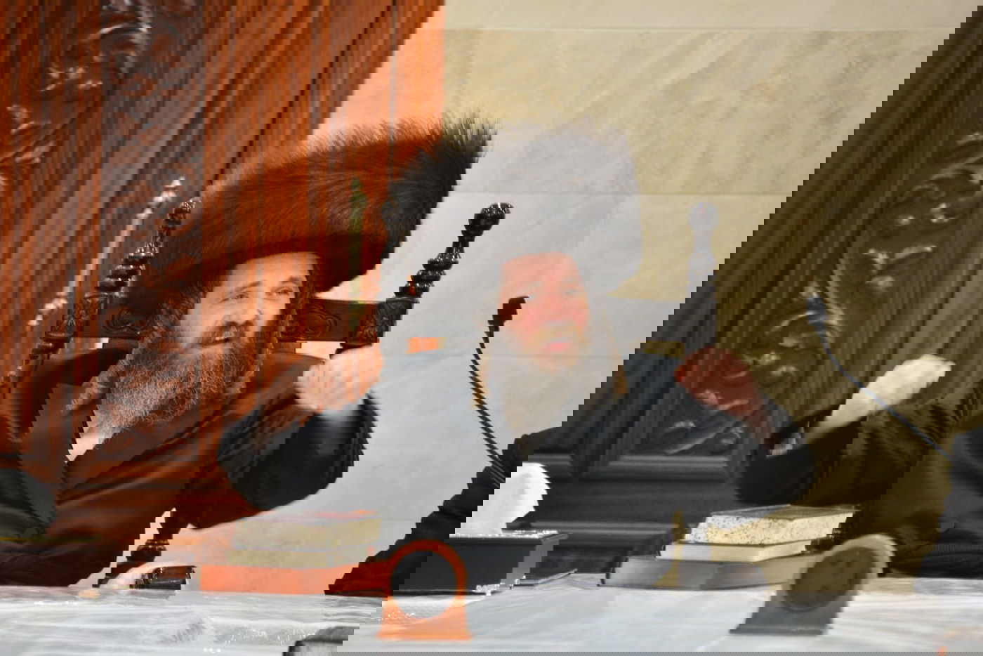 הדלקת נרות חנוכה בחסידות פיטסבורג; בחור ניגן בכינור