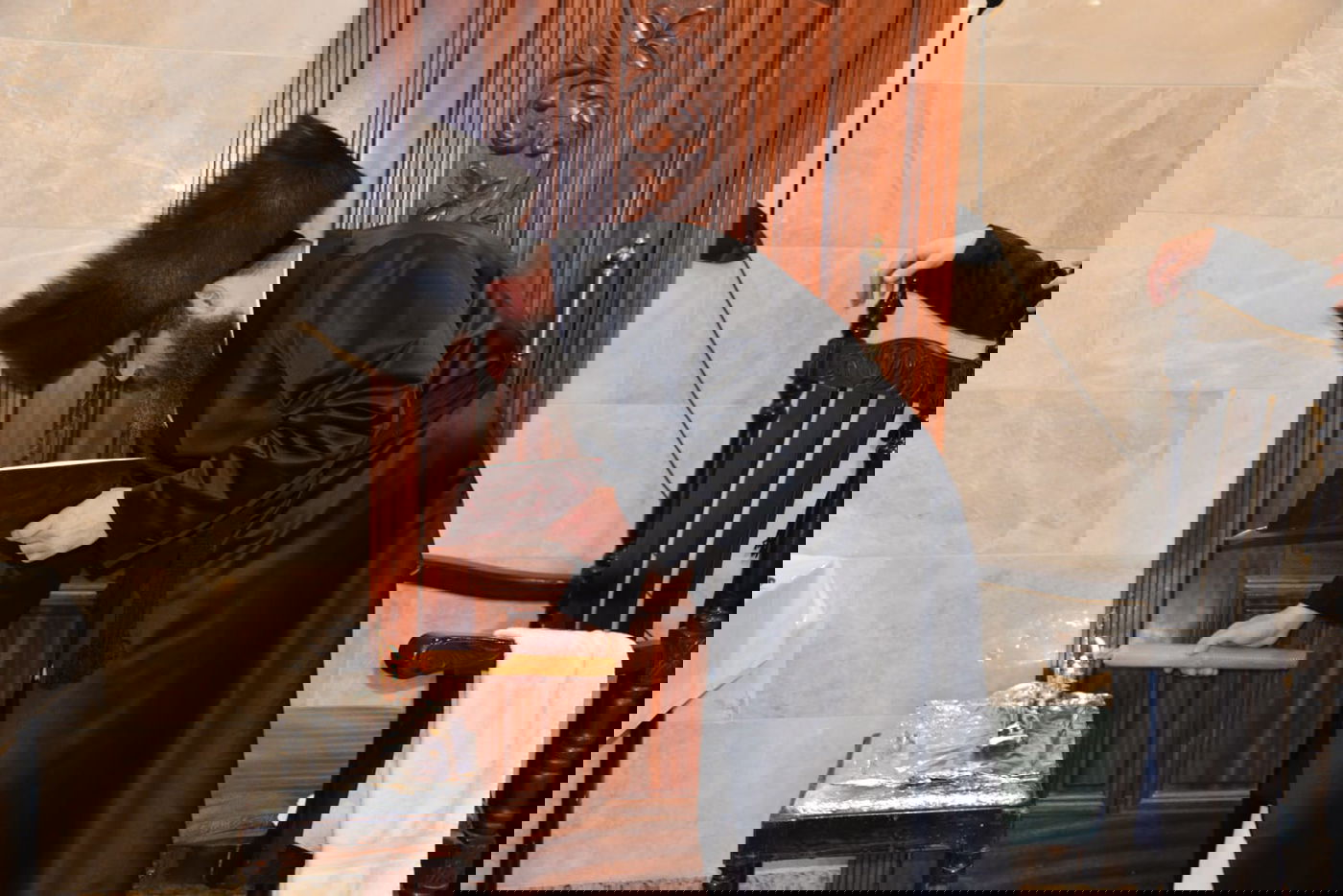 הדלקת נרות חנוכה בחסידות פיטסבורג; בחור ניגן בכינור