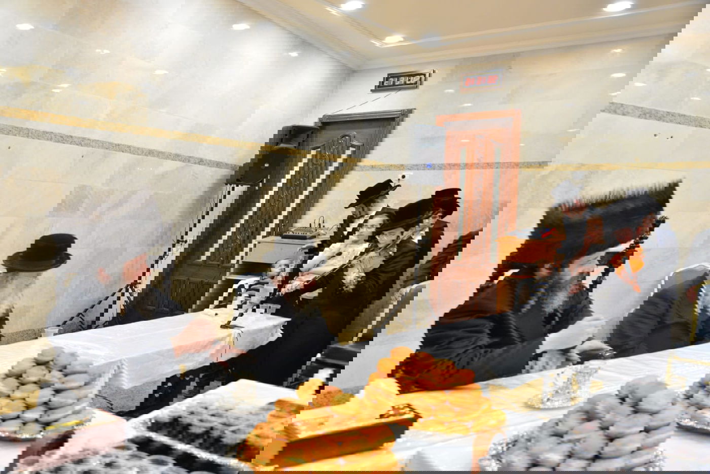 הדלקת נרות חנוכה בחסידות פיטסבורג; בחור ניגן בכינור