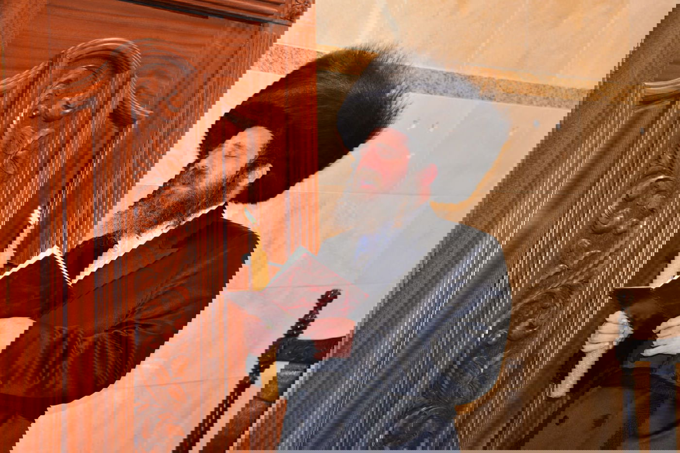 הדלקת נרות חנוכה בחסידות פיטסבורג; בחור ניגן בכינור