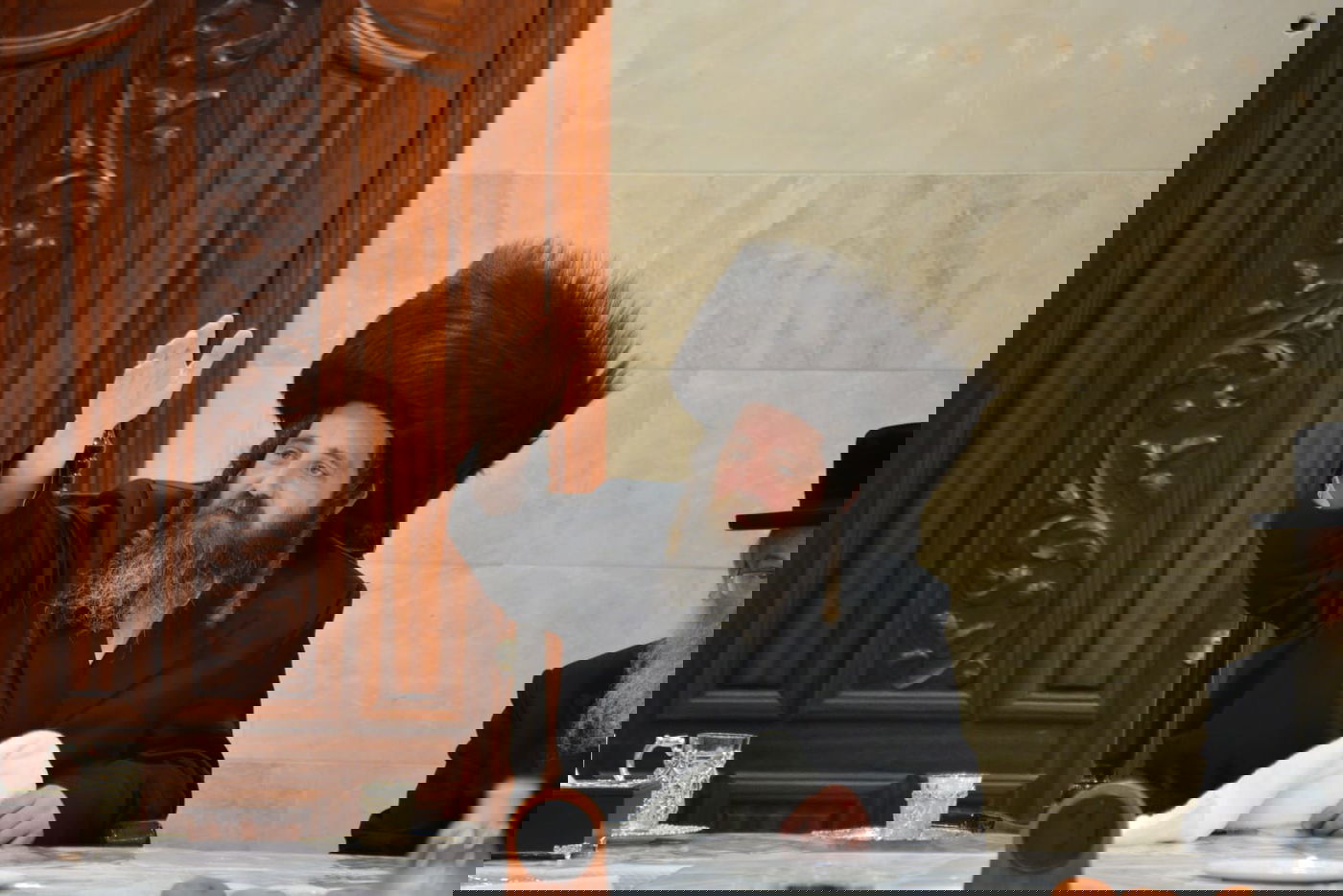 הדלקת נרות חנוכה בחסידות פיטסבורג; בחור ניגן בכינור