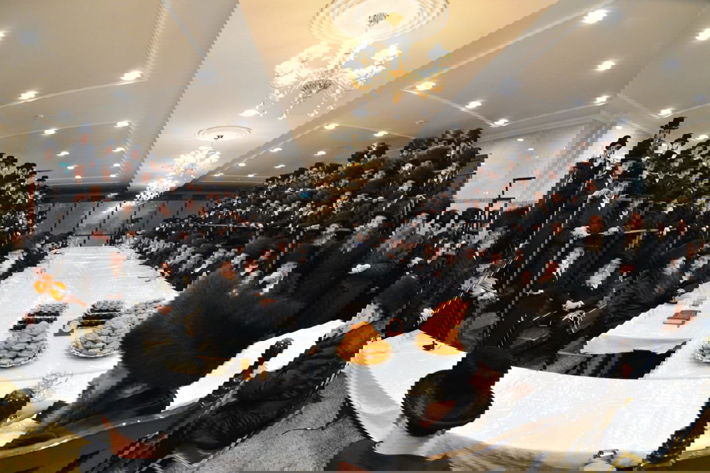 הדלקת נרות חנוכה בחסידות פיטסבורג; בחור ניגן בכינור