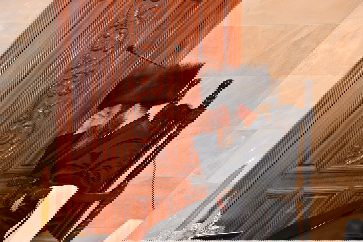 הדלקת נרות חנוכה בחסידות פיטסבורג; בחור ניגן בכינור