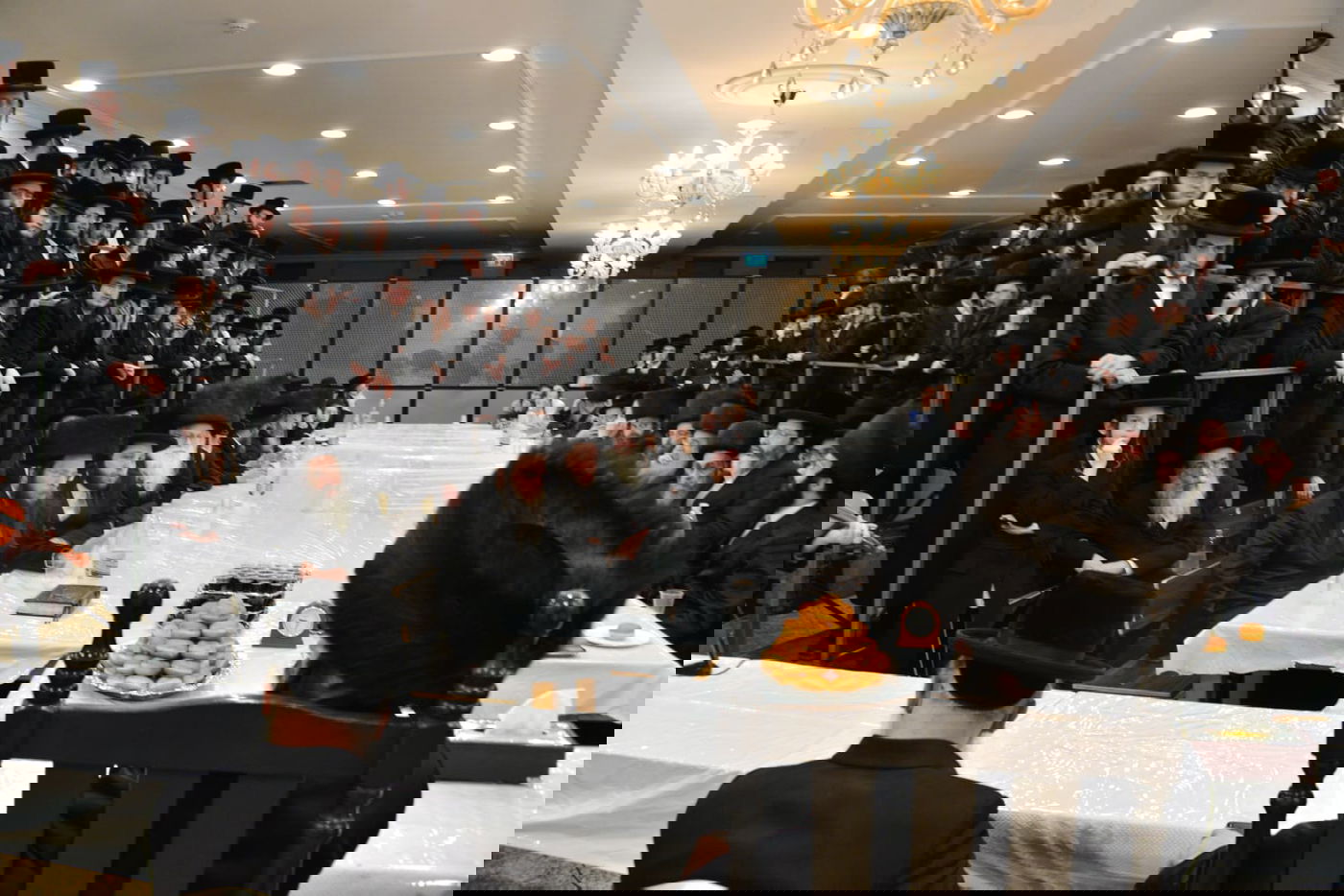 הדלקת נרות חנוכה בחסידות פיטסבורג; בחור ניגן בכינור