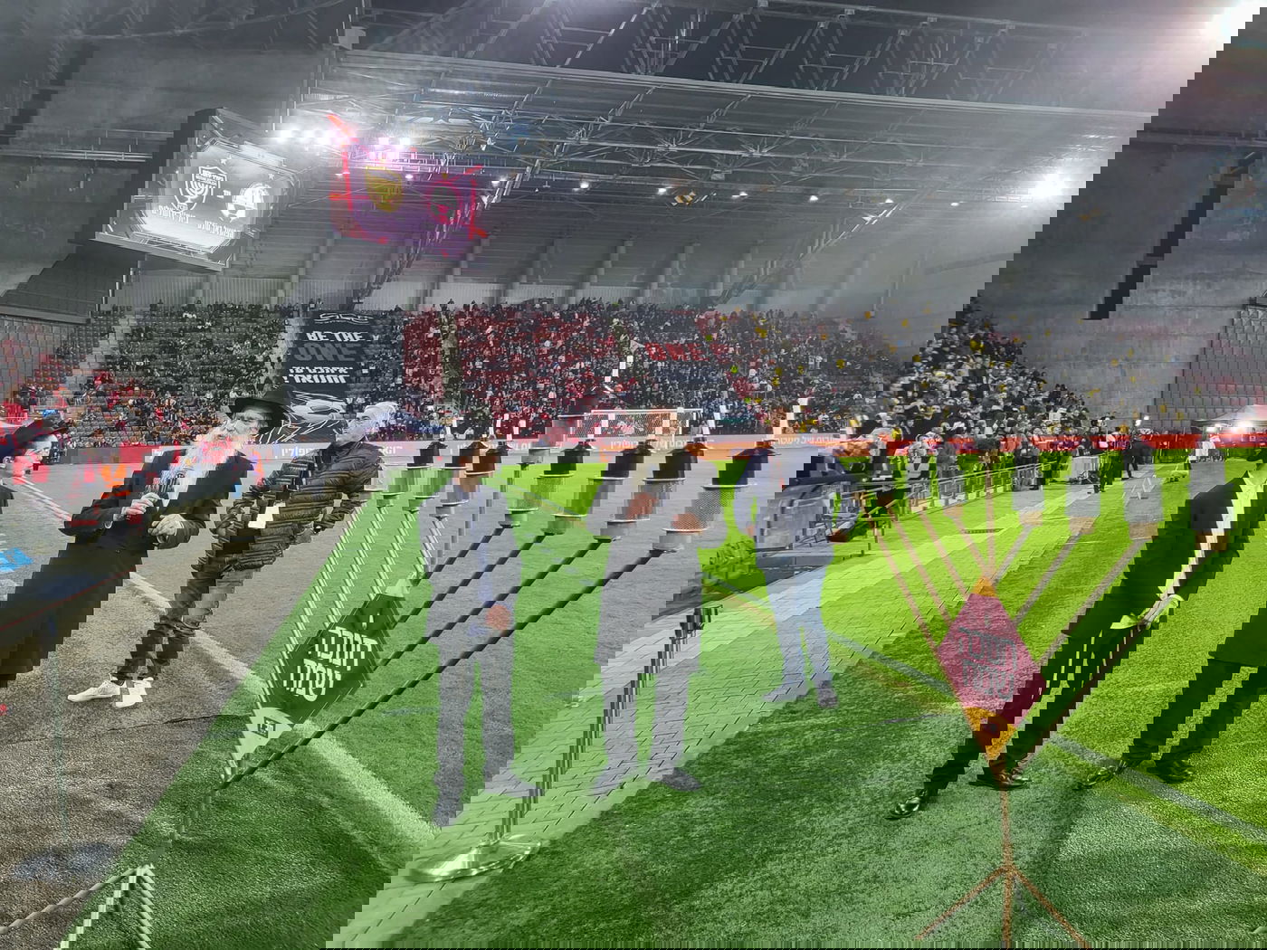 אוהדי הכדורגל פתחו את המשחק בהדלקת נר חנוכה • צפו