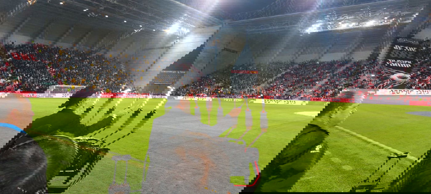 אוהדי הכדורגל פתחו את המשחק בהדלקת נר חנוכה • צפו