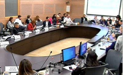 צפו: פרוש משמיע קולות ומפריע לחבר הכנסת לדבר בוועדה