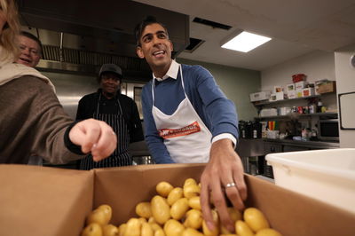 ראש הממשלה שאל הומלס אם הוא איש עסקים וחולל סערה