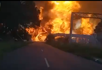 עשרה נהרגו ועשרות נפצעו בפיצוץ מיכלית דלק • תיעוד