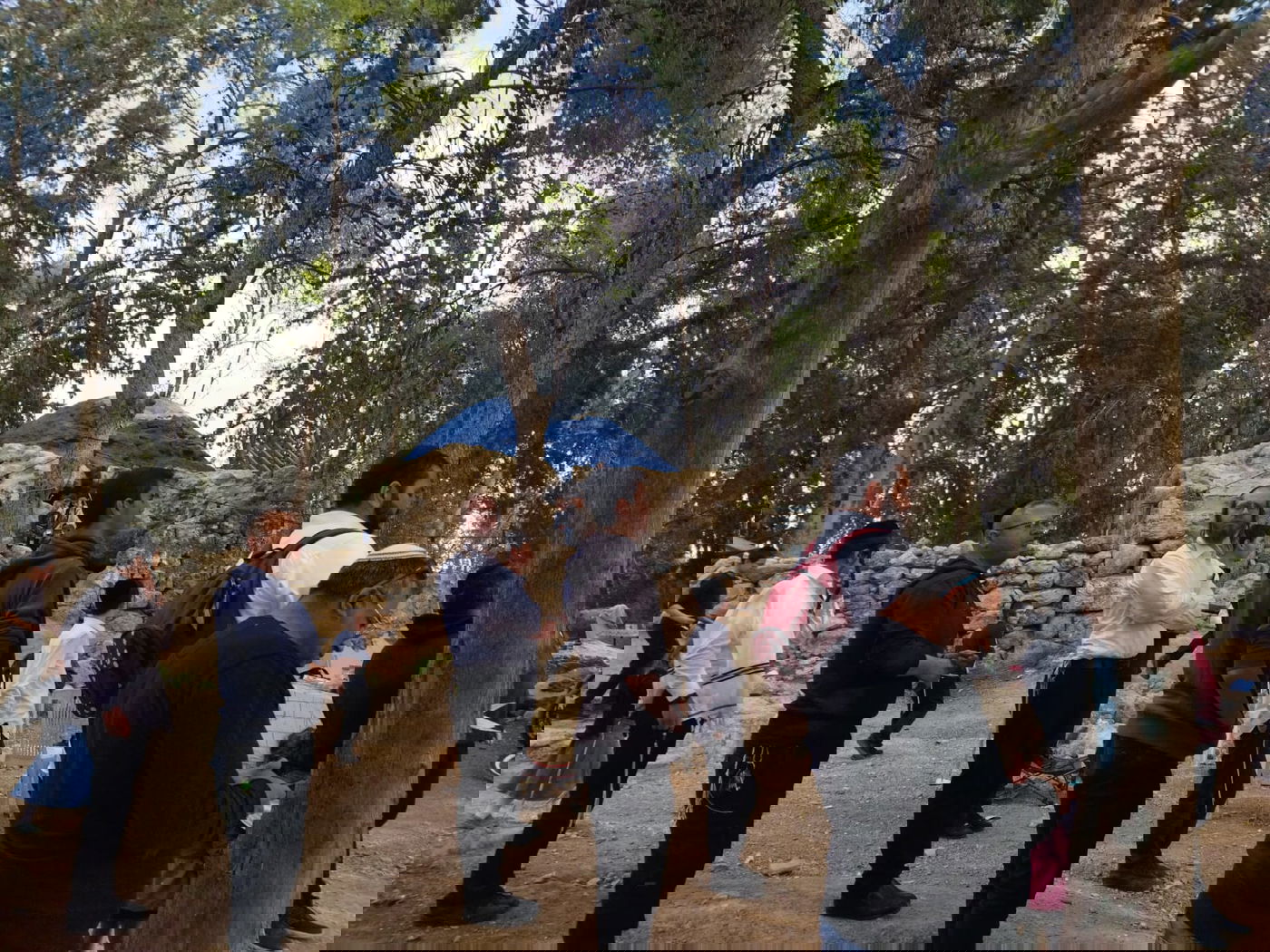 הפתעה: אברך ליטאי לבוש 'פראק' בקבר מתתיהו • סיור מצולם