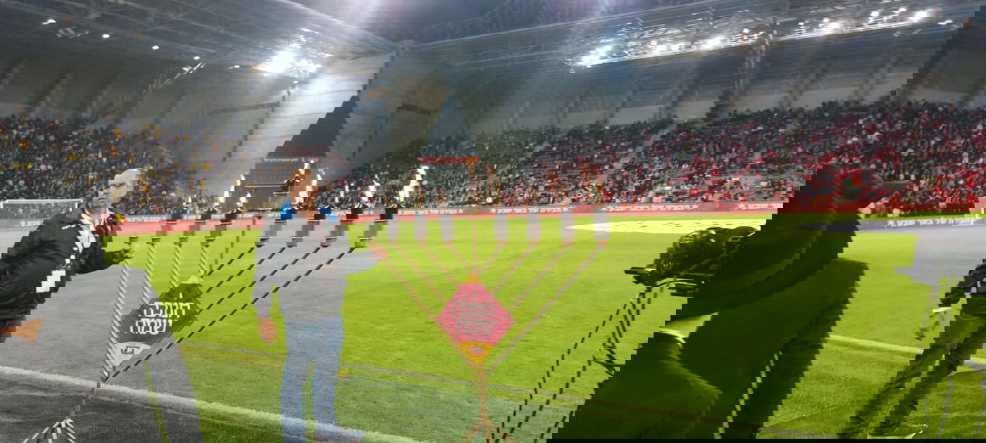 אוהדי הכדורגל פתחו את המשחק בהדלקת נר חנוכה • צפו