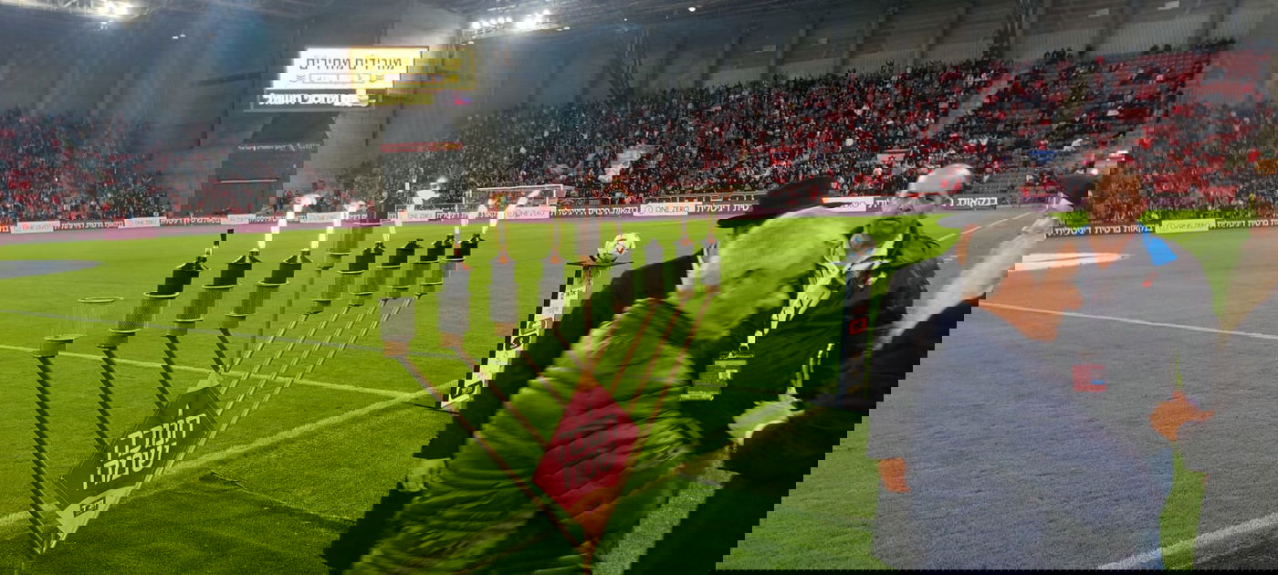 אוהדי הכדורגל פתחו את המשחק בהדלקת נר חנוכה • צפו