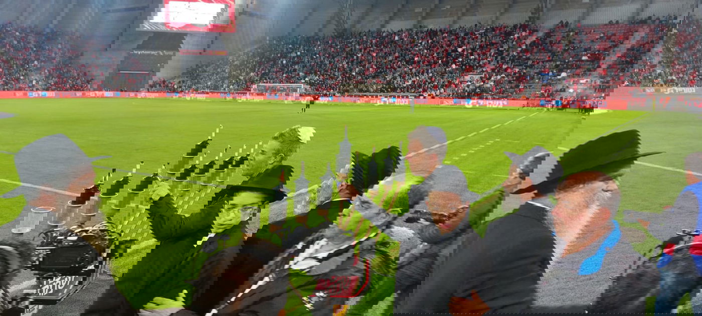 אוהדי הכדורגל פתחו את המשחק בהדלקת נר חנוכה • צפו