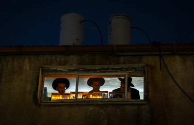 הדלקת חנוכיות בישיבה, אילוסטרציה; למצולמים אין קשר לכתבה