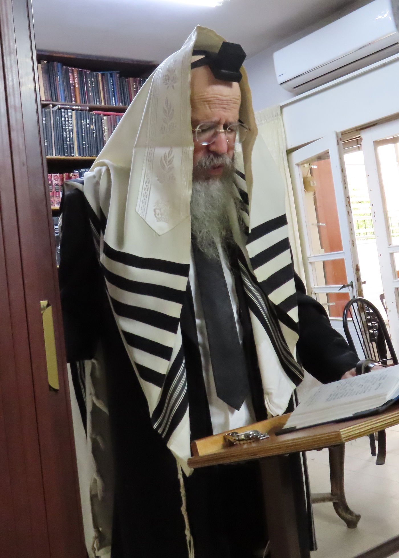 בבית חמיו: ראש הישיבה עבר לפני העמוד לזכר אביו