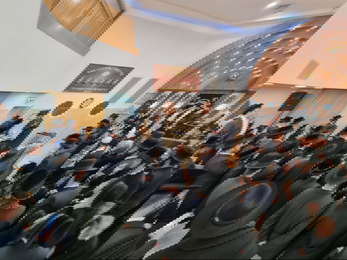 הדלקת נר שמיני של חנוכה בחסידות קאליב