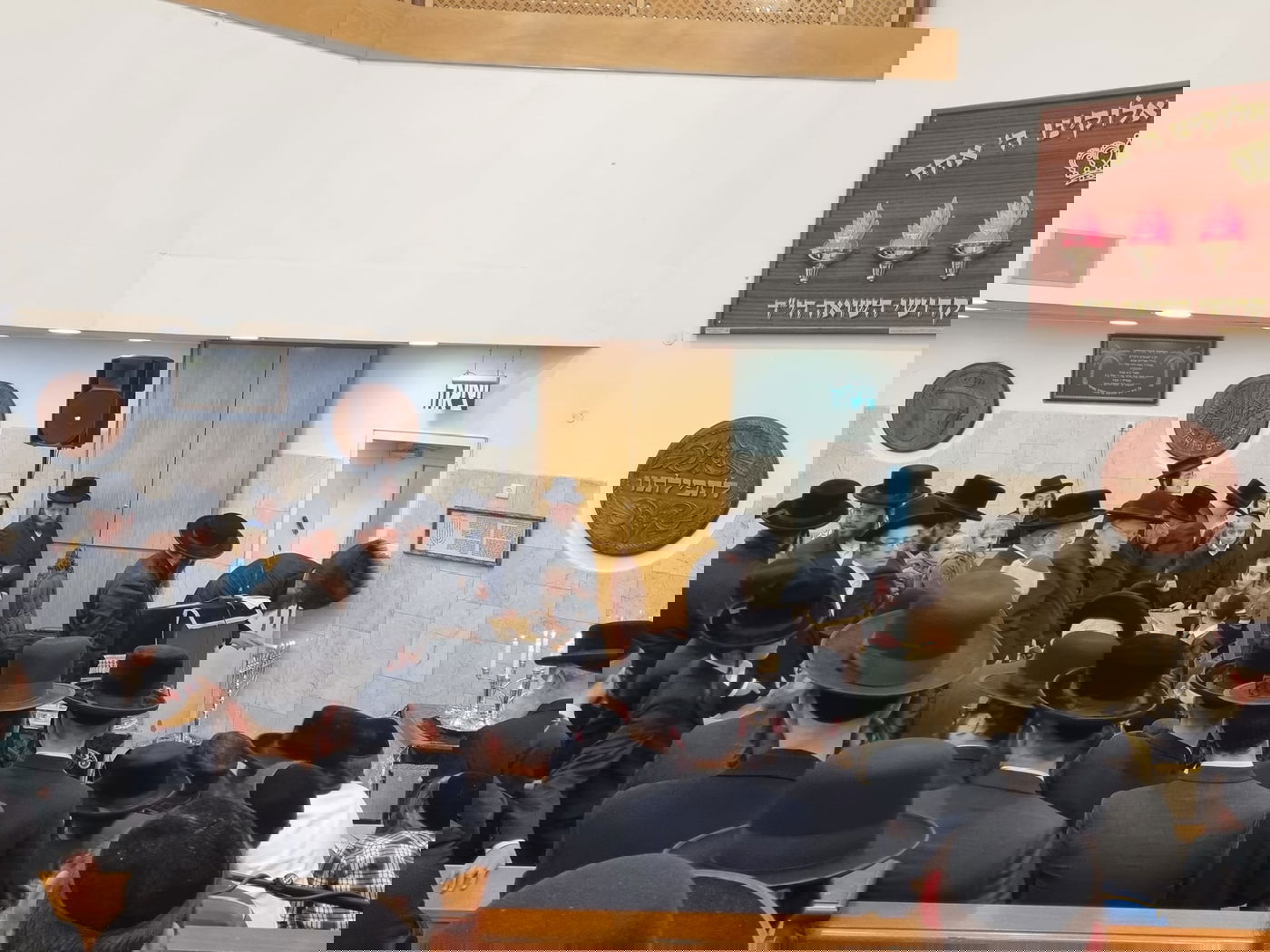 הדלקת נר שמיני של חנוכה בחסידות קאליב