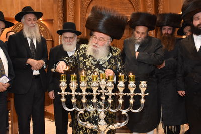 צפו בהדלקת הנרות אצל האדמו"ר ממישקולץ