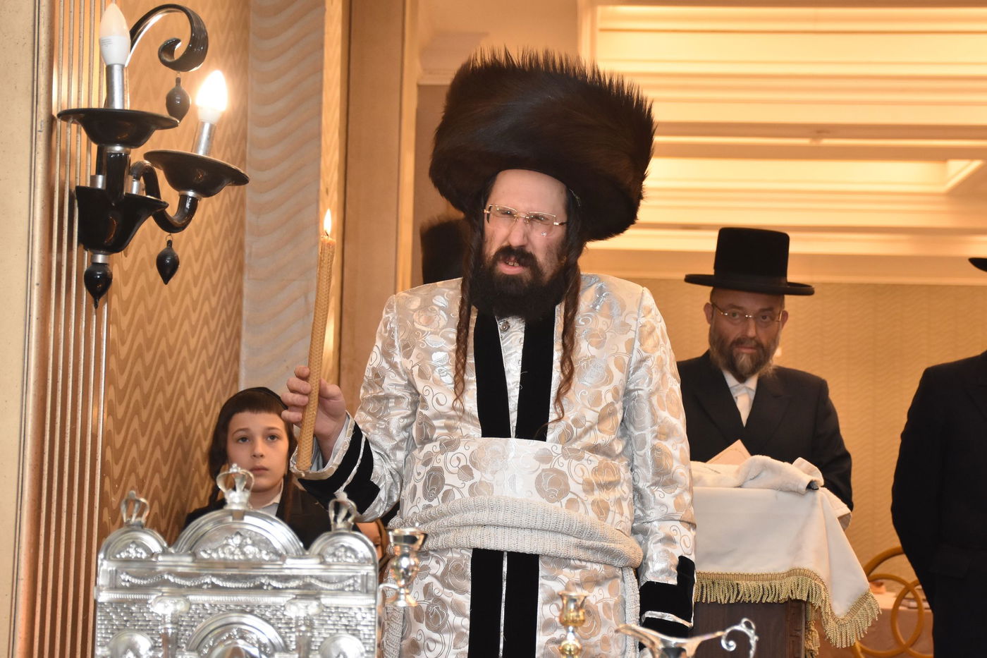 נר שמיני של חנוכה ו'טיש' אצל האדמו"ר ממעז'בוז